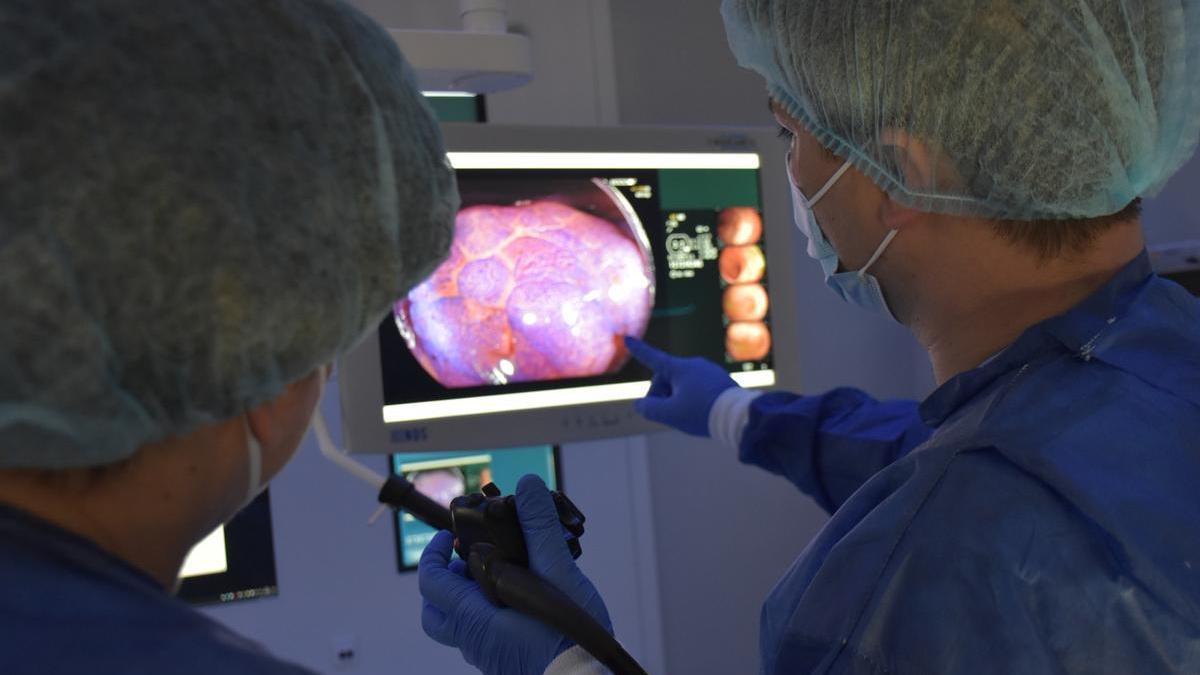 Oncòlegs revisen una imatge del còlon d’un pacient.