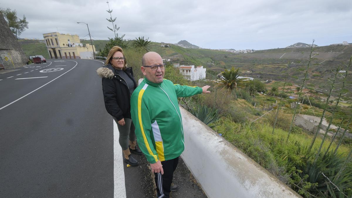 Violeta Rodríguez y Domingo Suárez, vecinos de Tenoya, en el arcén de la carretera principal