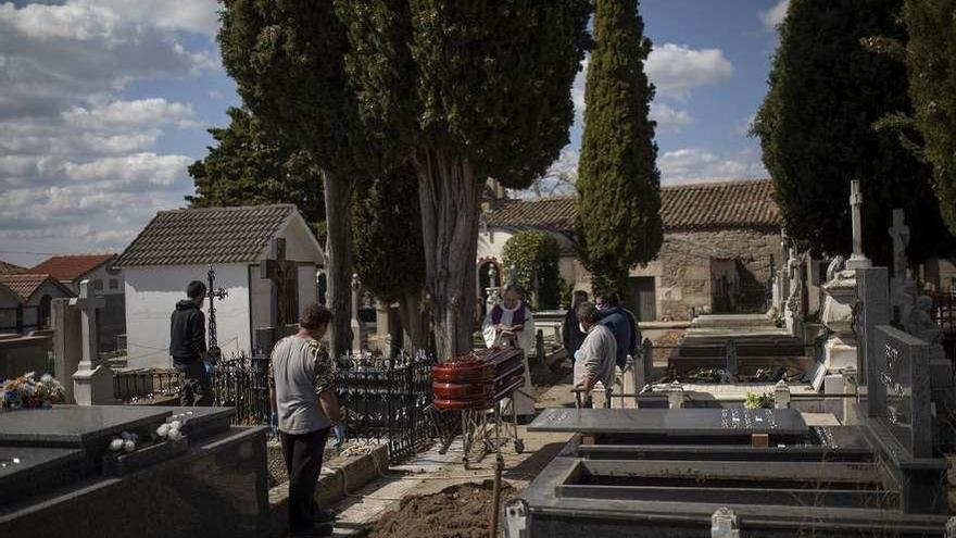 Entierro durante la primera fase del estado de alarma en un cementerio rural de Zamora.