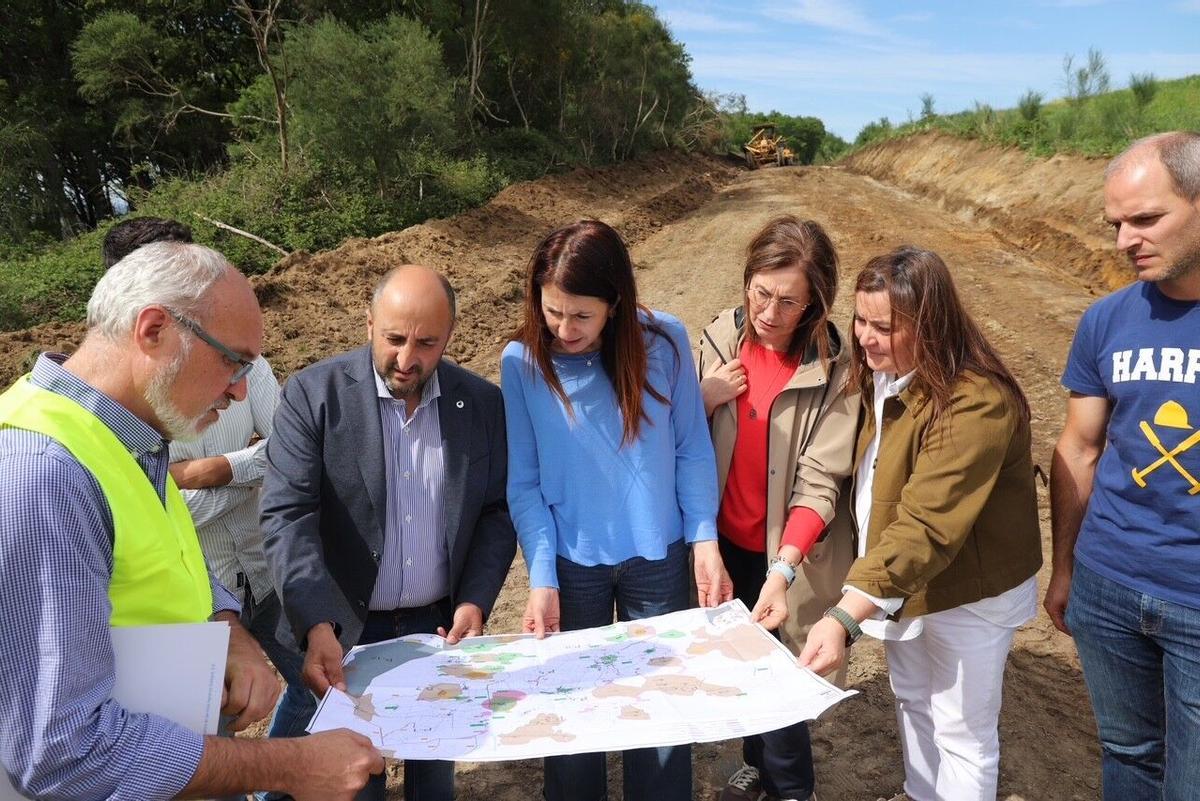 La conselleira, junto a miembros de la corporación de Rodeiro, examina los planos de la red viaria.