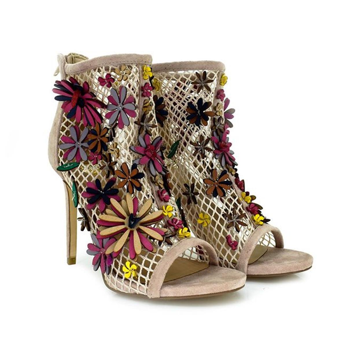 Sandalias de rejilla con flores lucidas por Cristina Pedroche