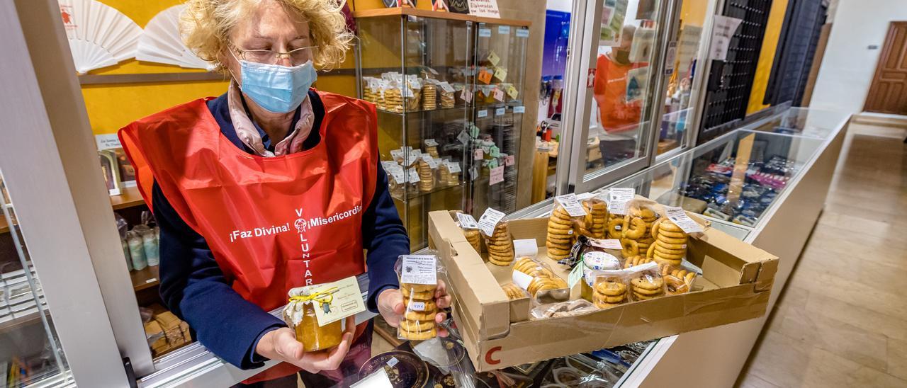 Una voluntaria muestra dulces y mermeladas elaborados por las monjas