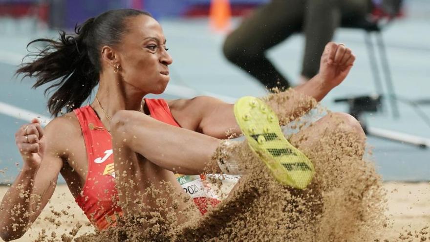 Ana Peleteiro logra su mejor salto de la temporada en su último intento (14.52) para colgarse la plata.