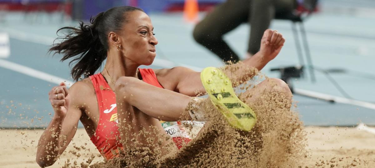 Ana Peleteiro logra su mejor salto de la temporada en su último intento (14.52) para colgarse la plata.