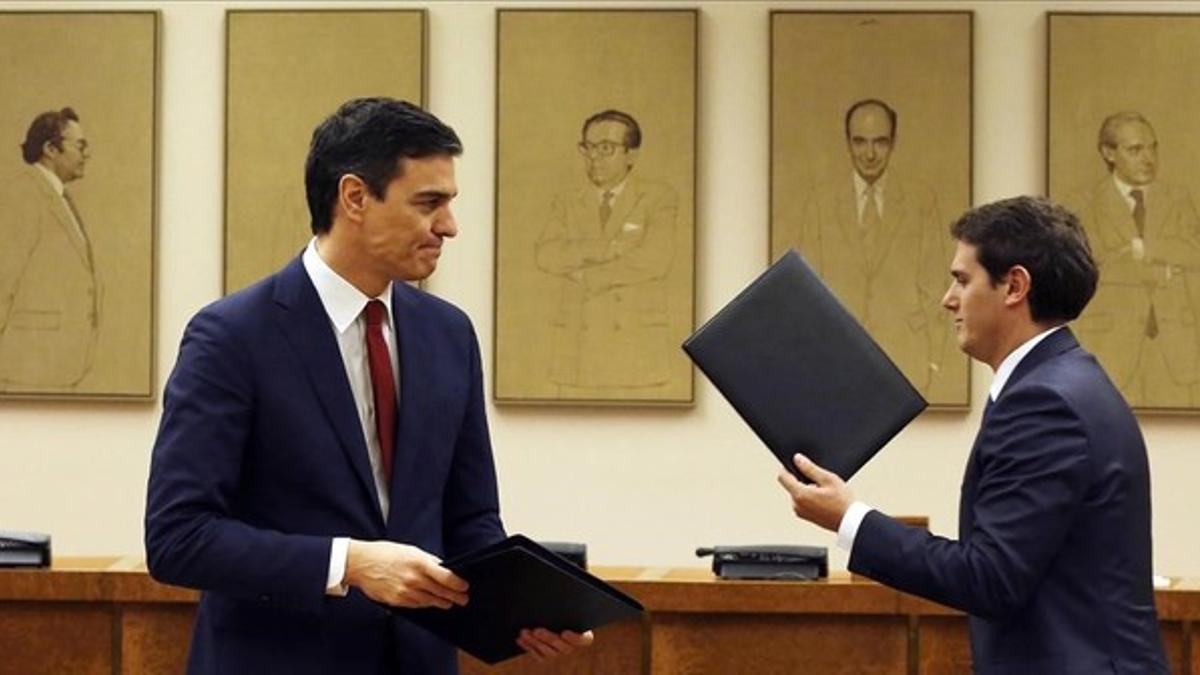 Pedro sánchez y Albert Rivera tras la firma del pacto entre Psoe y Ciudadanos para la investidura.