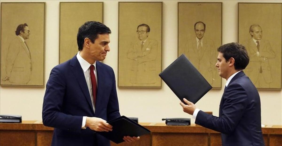 Pedro Sánchez i Albert Rivera, després de la signatura del pacte entre el PSOE i Ciutadans per a la investidura.