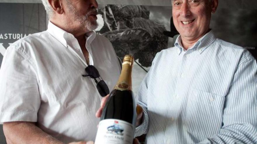 Jesús Ferreiro y José Ramón García, ayer, con una de las botellas de champán del «Titanic».