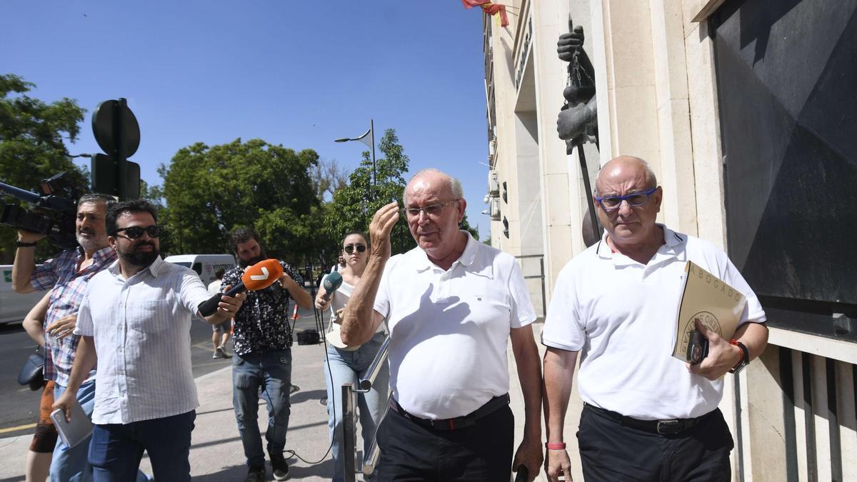 El empresario condenado por abuso de menores, Juan Castejón (Izq), junto a su abogado José María Caballero.