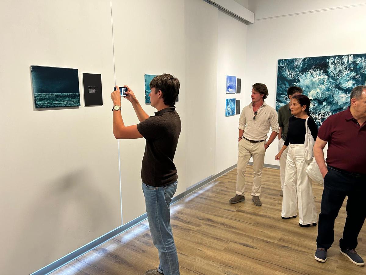 EN IMÁGENES: Inauguración en Villaviciosa de la muestra "La poesía y el mar" de Guillermo Simón