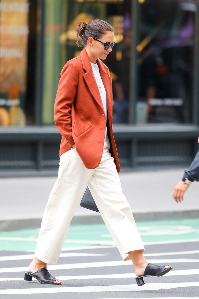 Katie Holmes con blazer color teja y pantalón ancho en color blanco