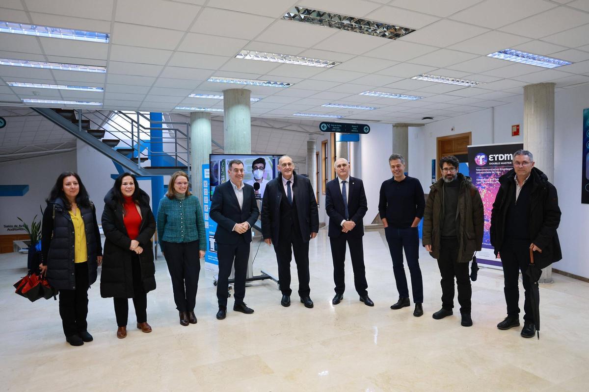 El conselleiro y el rector, con los responsables de los centros involucrados en el nuevo laboratorio.