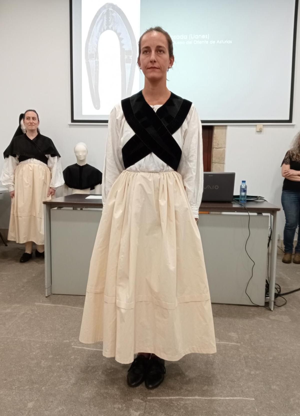Una modelo, durante las jornadas de estudio del traje asturiano «Luis  Argüelles», en el Muséu del Pueblu d’Asturies.