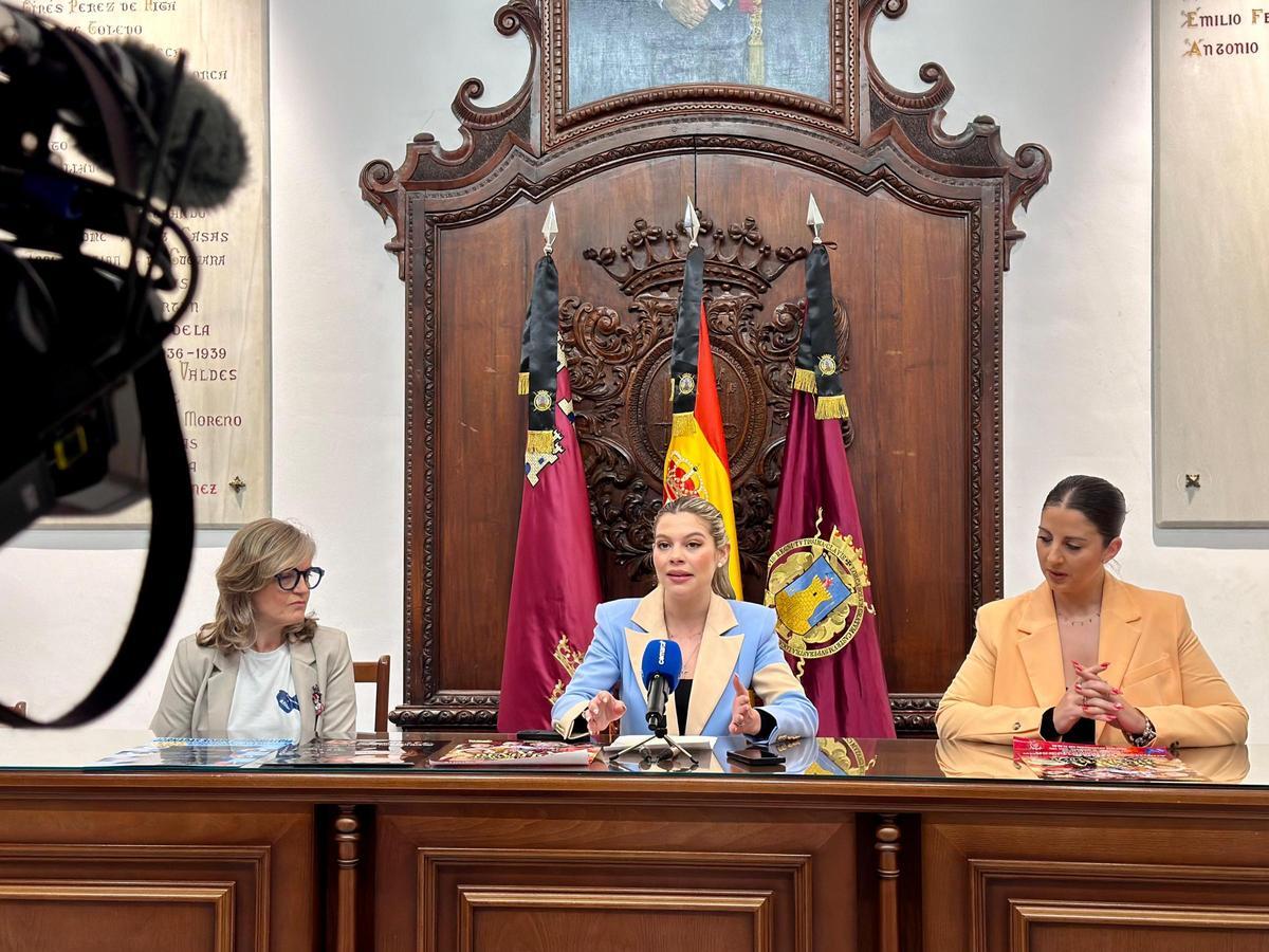 La edil de Oenegés (centro) y la presidenta de Afilor (derecha) durante el acto.