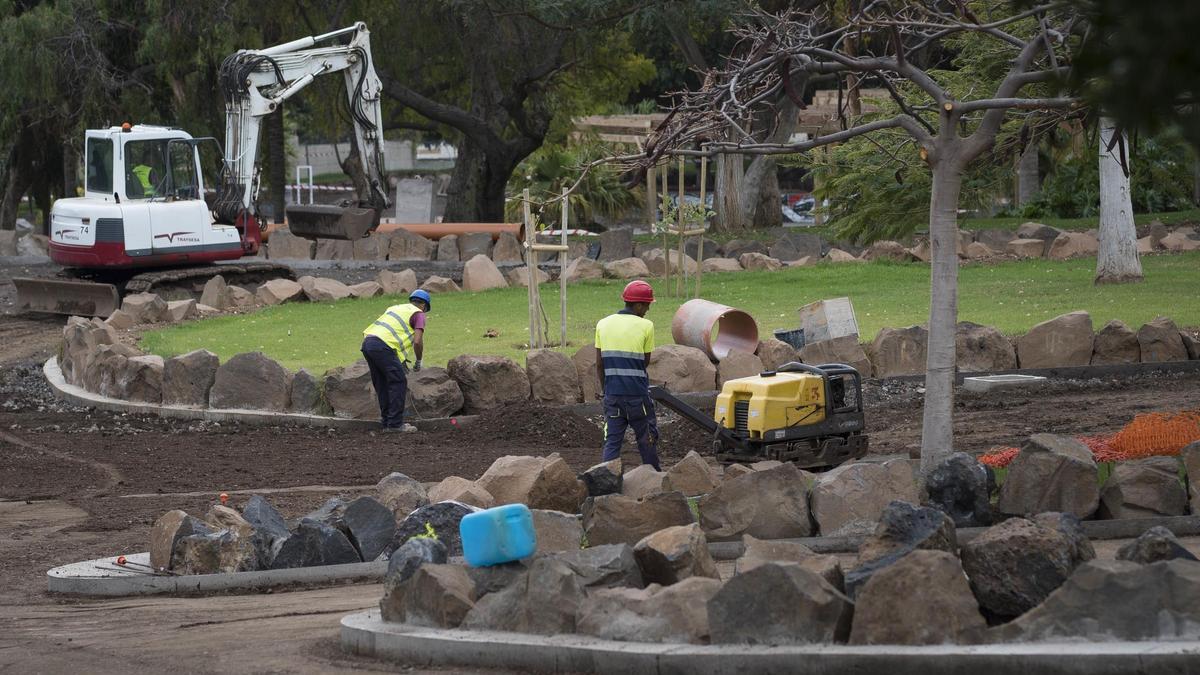 Obreros trabajan en la remodelación de un parque público de las Islas.