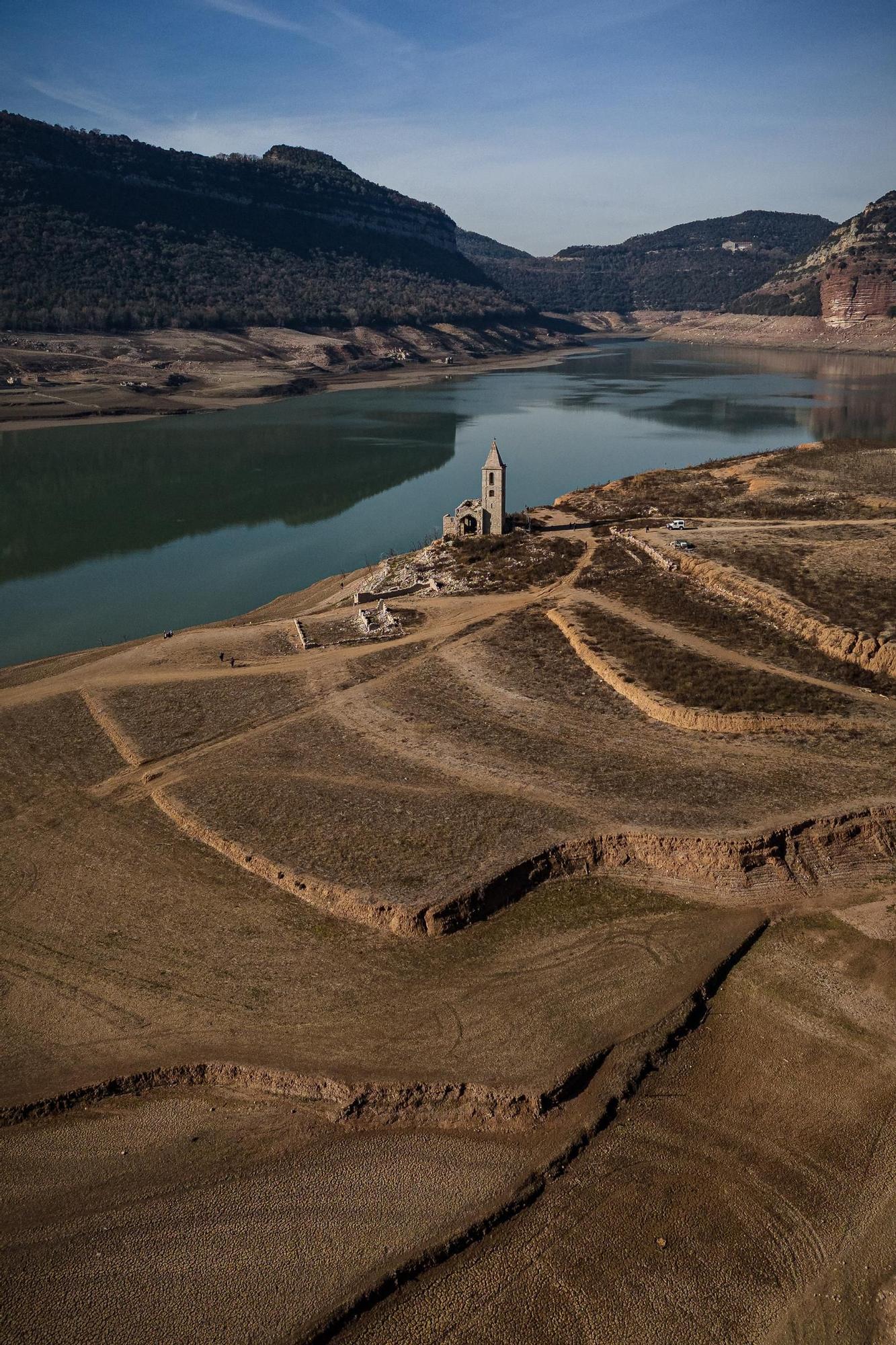 El pantà de Sau, a vista de dron, testimoni dels estralls de la sequera