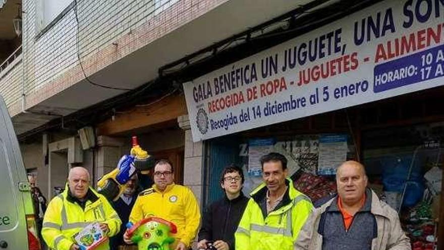 Dirigentes de Acima con regalos donados para su campaña.