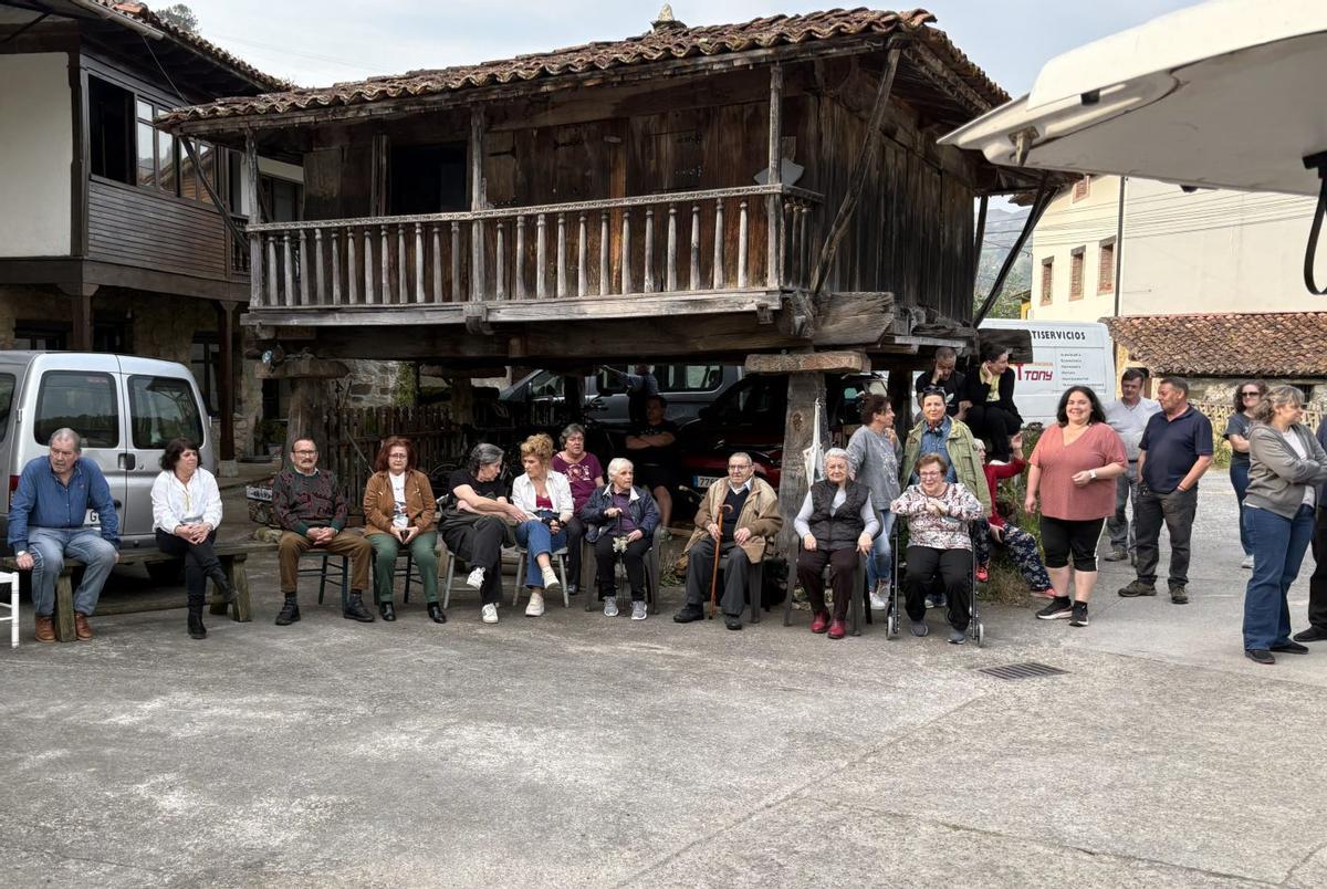 Un grupo de vecinos de Sotu Deu, durante una reunión con el alcalde de Parres. | CEDIDA A LNE
