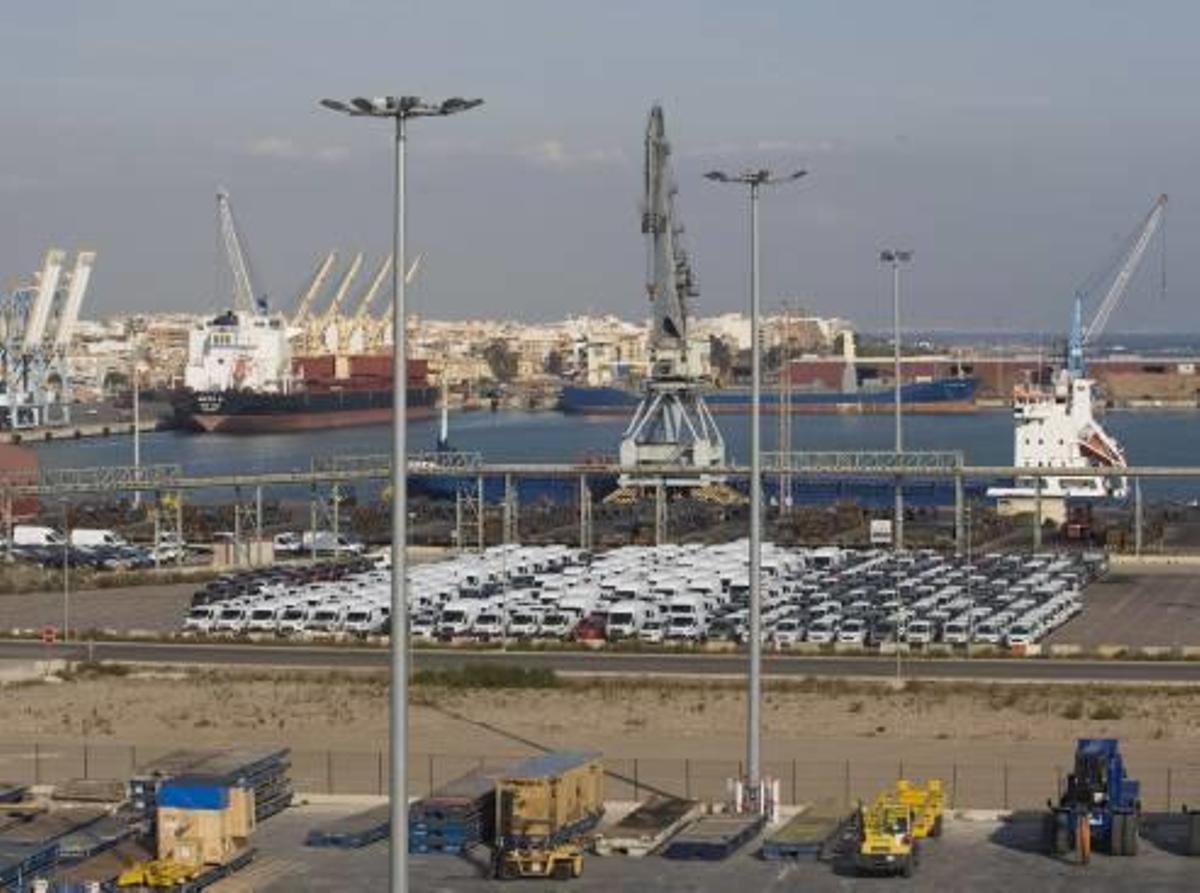 Dos multinacionales reclaman al puerto de València 67,8 millones de euros