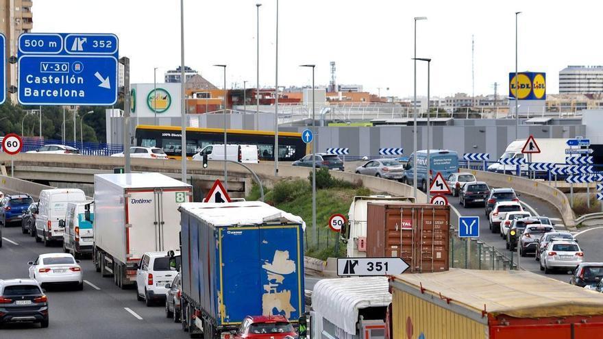 Situación límite en el transporte valenciano: la subida del gasoil dispara al 40% los costes de explotación