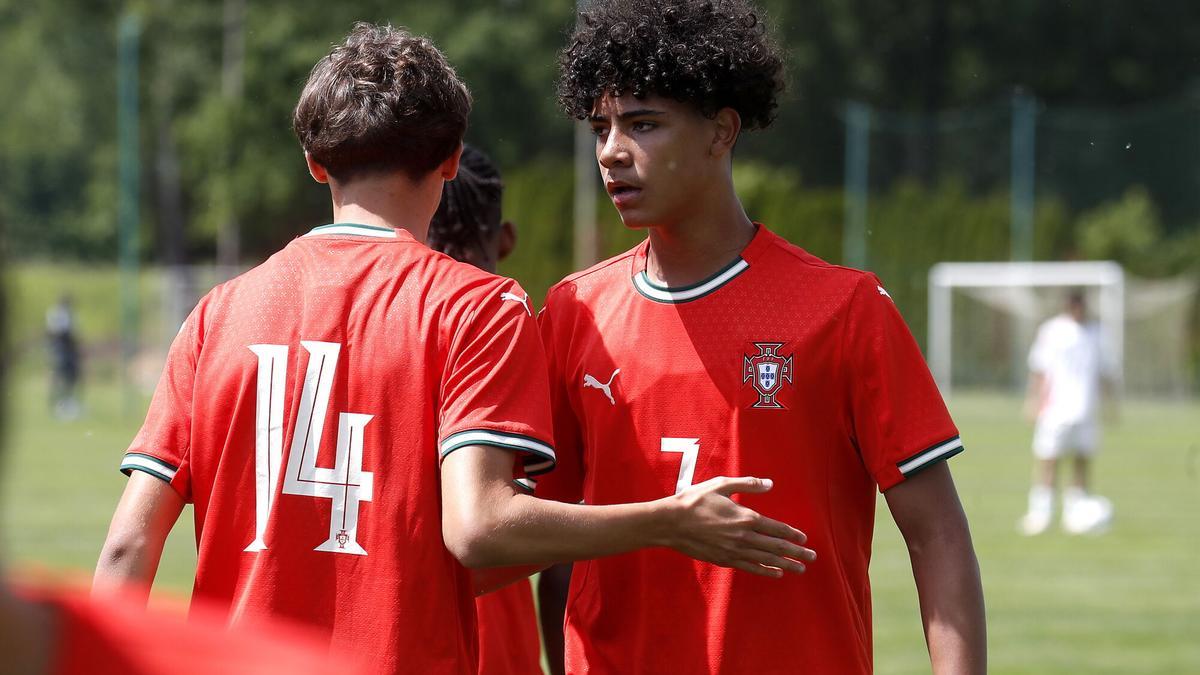 SVETI MARTIN NA MURI (Croatia), 13/05/2025.- Cristiano Ronaldo Junior (R) of Portugal celebrates with a teammate during the match between Portugal and Japan at the Vlatko Markovic Under-15 youth tournament in Sveti Martin na Muri, Croatia, 13 May 2025. Cristiano Ronaldo Junior, son of Cristiano Ronaldo, is part of the Portugal squad that is taken part in the tournament. (Croacia, Japón) EFE/EPA/ANTONIO BAT