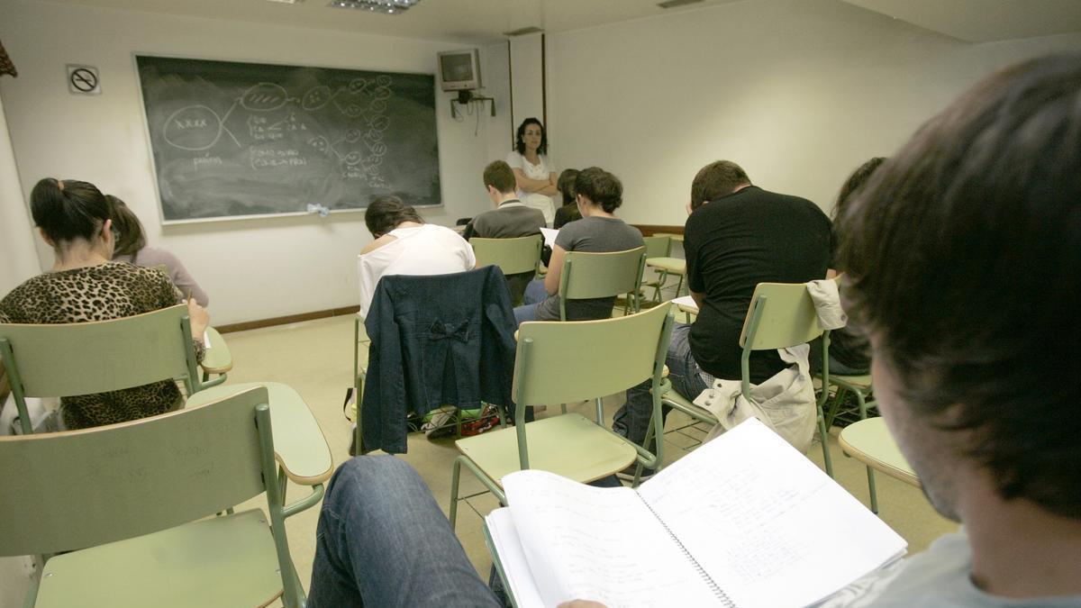 Alumnos de instituto en una academia, reforzando asignaturas.