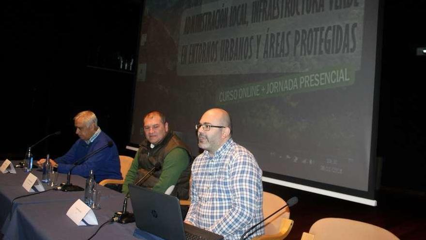 Los alcaldes de Castropol, José Ángel Pérez, y Vegadeo, César Álvarez, y el responsable del Ceida, Sergio París, ayer, durante la presentación de la jornada.