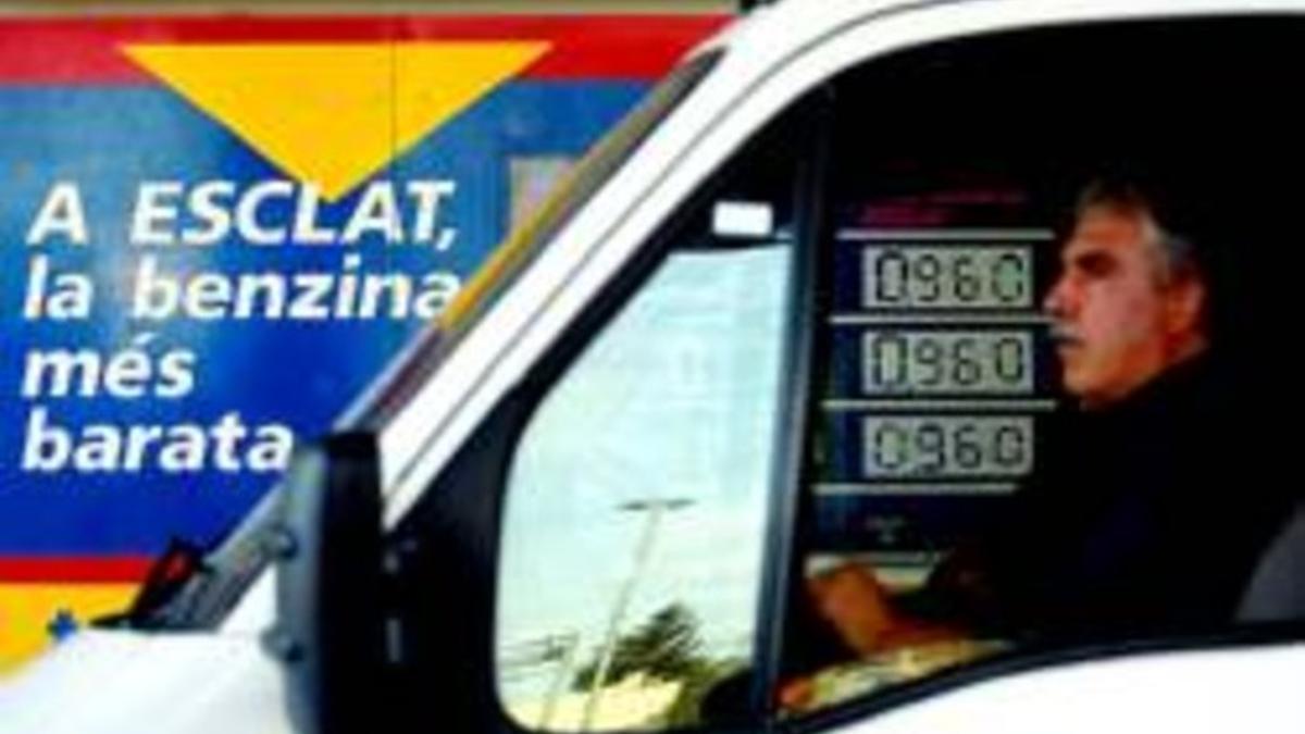 Un conductor, en la gasolinera Esclat de Sant Joan Despí, donde las gasolinas cuestan menos de un euro.