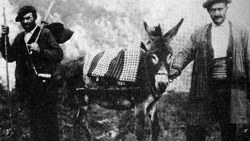 Gregorio Pérez y Marceliano Carrandi, guarda de montes de la Casa Forestal de Fana, nuna imaxe tomada por Saint-Saud.