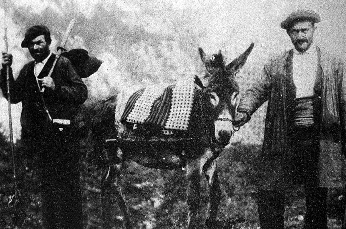 Gregorio Pérez y Marceliano Carrandi, guarda de montes de la Casa Forestal de Fana, en una imagen tomada por Saint-Saud.