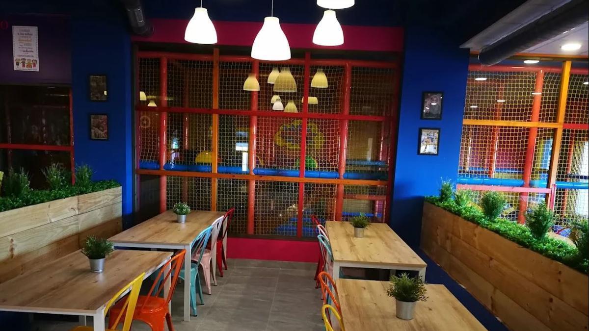 El restaurante de Málaga que ofrece fiestas de la espuma y juegos de agua en su propio parque de bolas: con ludoteca, toboganes y juegos para todas las edades