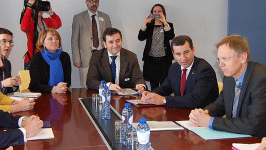 La eurodiputada Estaràs (centro), con Company (derecha) y el comisario europeo de Medio Ambiente (con gafas).