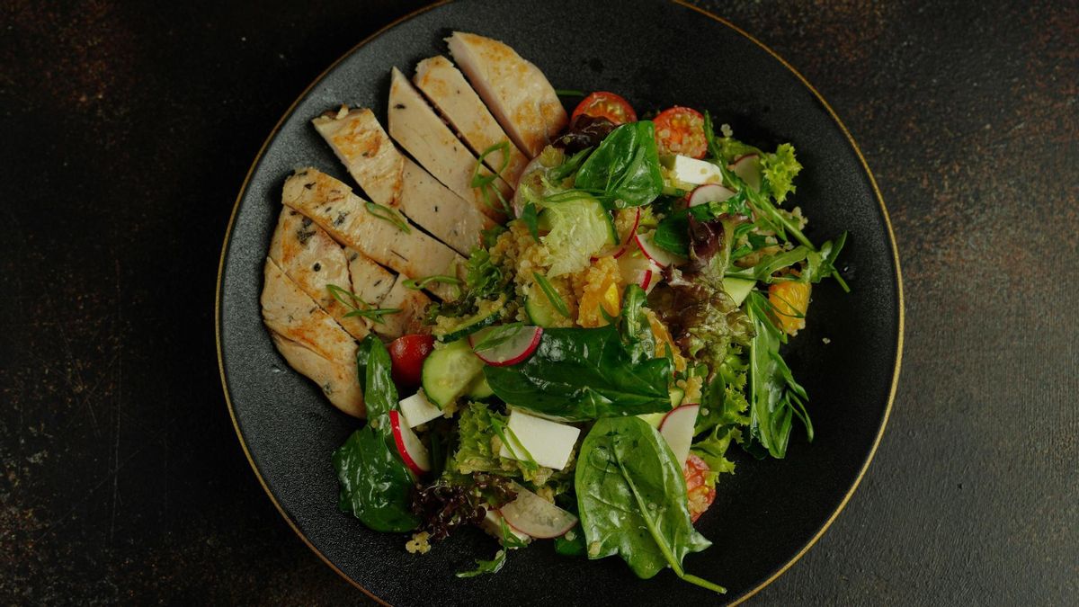 Pollo con ensalada.