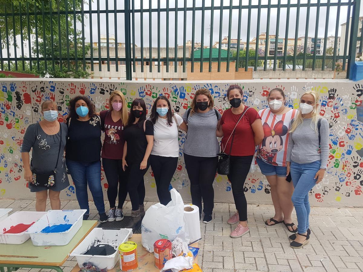 Madres de alumnos participan en la confección de un tramo del mural del colegio.