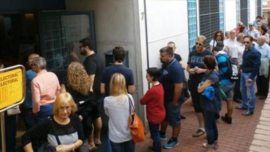 El Centre Cívic del Barri de Montserrat d&#039;Igualada acollia una afluència de votants inèdita