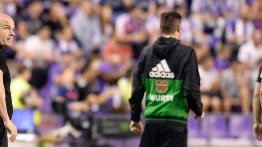 Paco López, en la banda de Zorrilla durante el Valladolid-Levante.