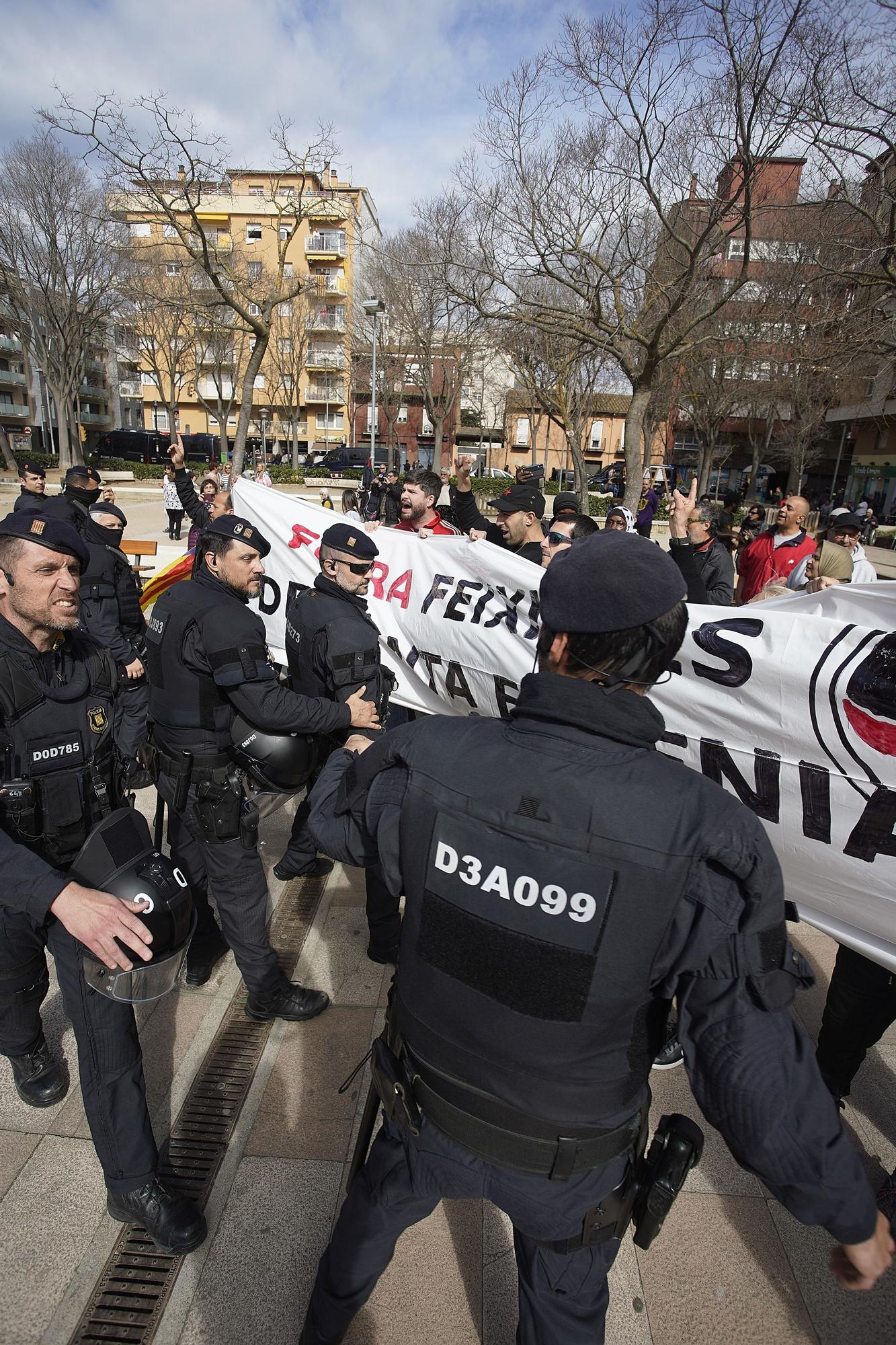 Un centenar de persones es manifesten contra un acte electoral de VOX a Girona