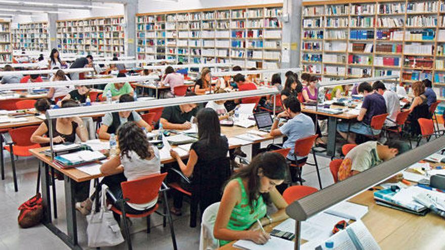 Jóvenes estudiando en la biblioteca del edificio Jovellanos de la UIB.