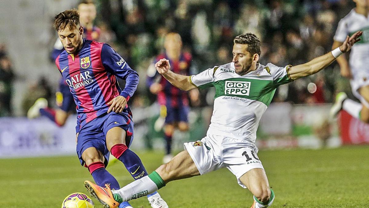 El Barça de Neymar goleó 0-6 al Elche en su última visita al Martínez Valero en mayo de 2015. | ANTONIO AMORÓS