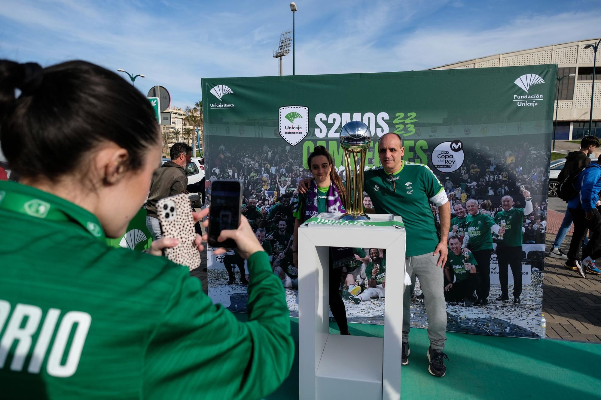 La afición celebra el título de Copa en la previa del Unicaja - Girona