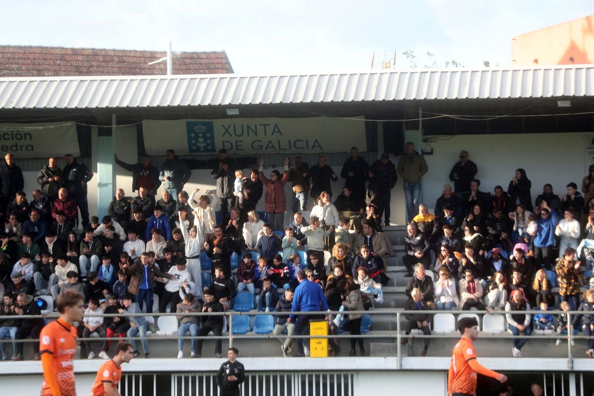 Público en las gradas de San Pedro durante el partido con el CD Boiro.