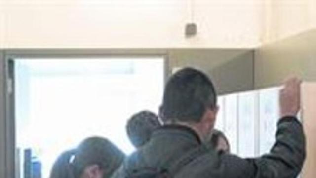 Alumnos en el instituto de secundaria Front Marítim, en el Poblenou.