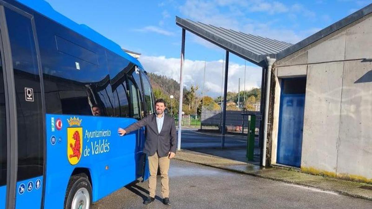 El Alcalde de Valdés, Óscar Pérez, con el microbus eléctrico.