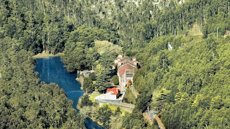 La central hidroeléctrica del Tambre está perfectamente integrada en la naturaleza.