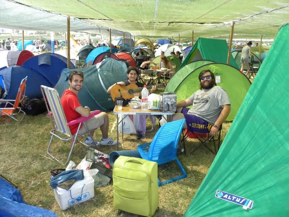 Los 'weekers', en las horas previas al inicio del festival de música de Torre del Mar.