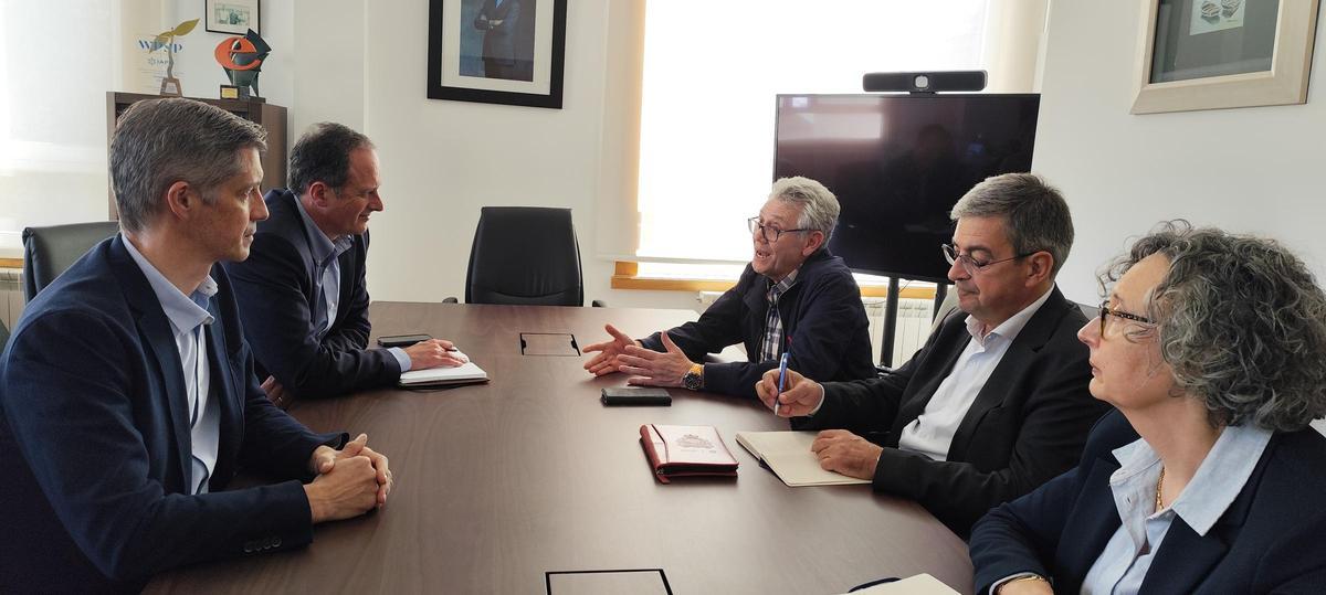 Reunión de hoy entre los responsables del puerto (izda.) y ARVI.