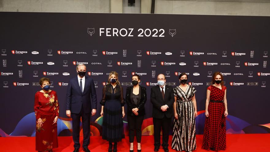 Yolanda Díaz posa en la alfombra roja de los Premios Feroz junto con el resto de autoridades.