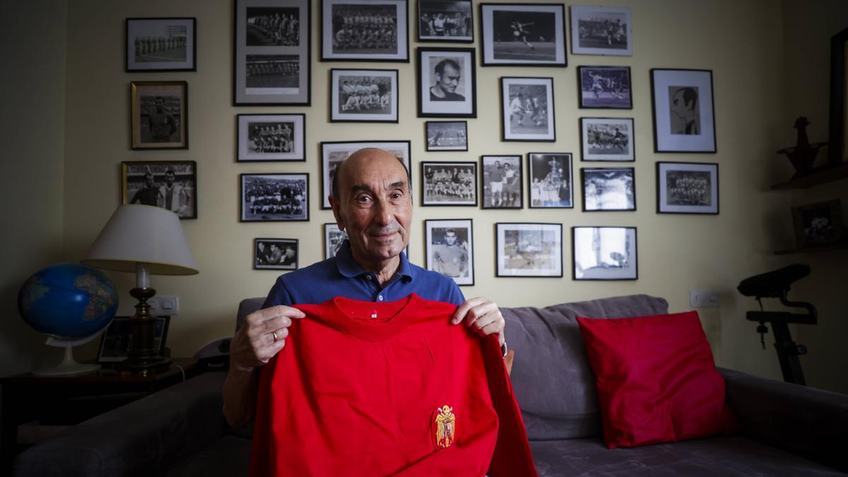 José María, en su domicilio ovetense, con una camiseta que usó en la selección española.
