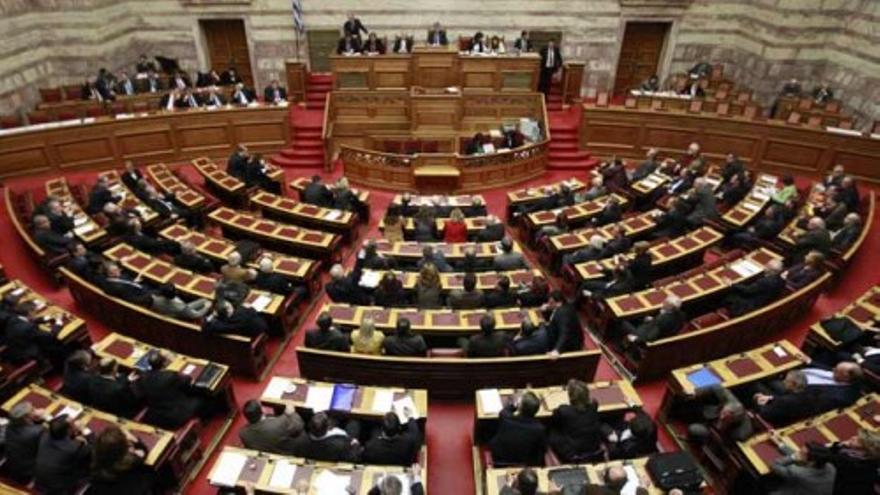 Grecia aprueba nuevos recortes