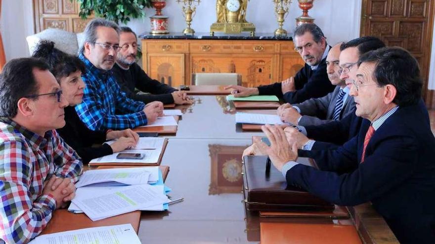 Reunión en el Ayuntamiento con representantes de la institución local (izquierda) y provincial.