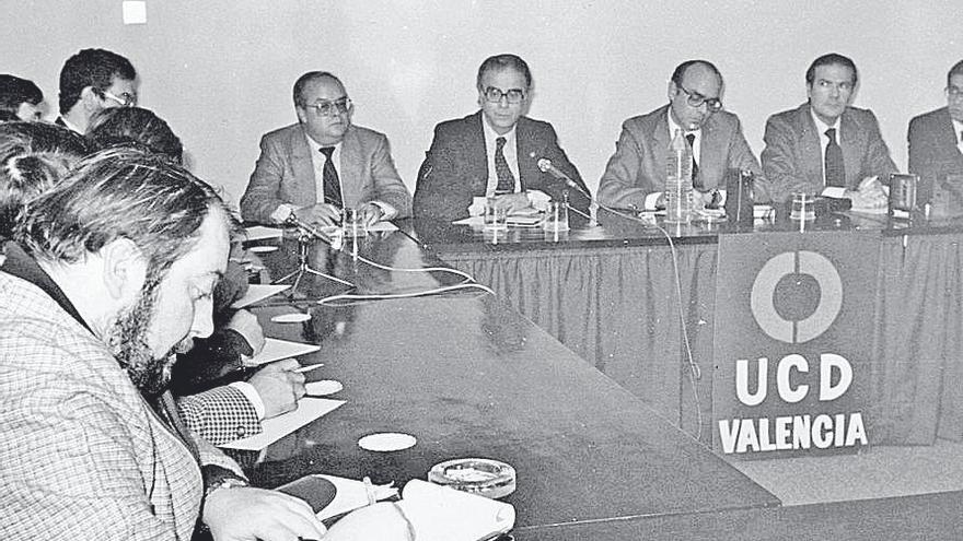 Manuel Broseta junto a Fernando Abril Martorell y José Luis Manglano dirigentes valencianos de la UCD que dirigía Adolfo Suárez